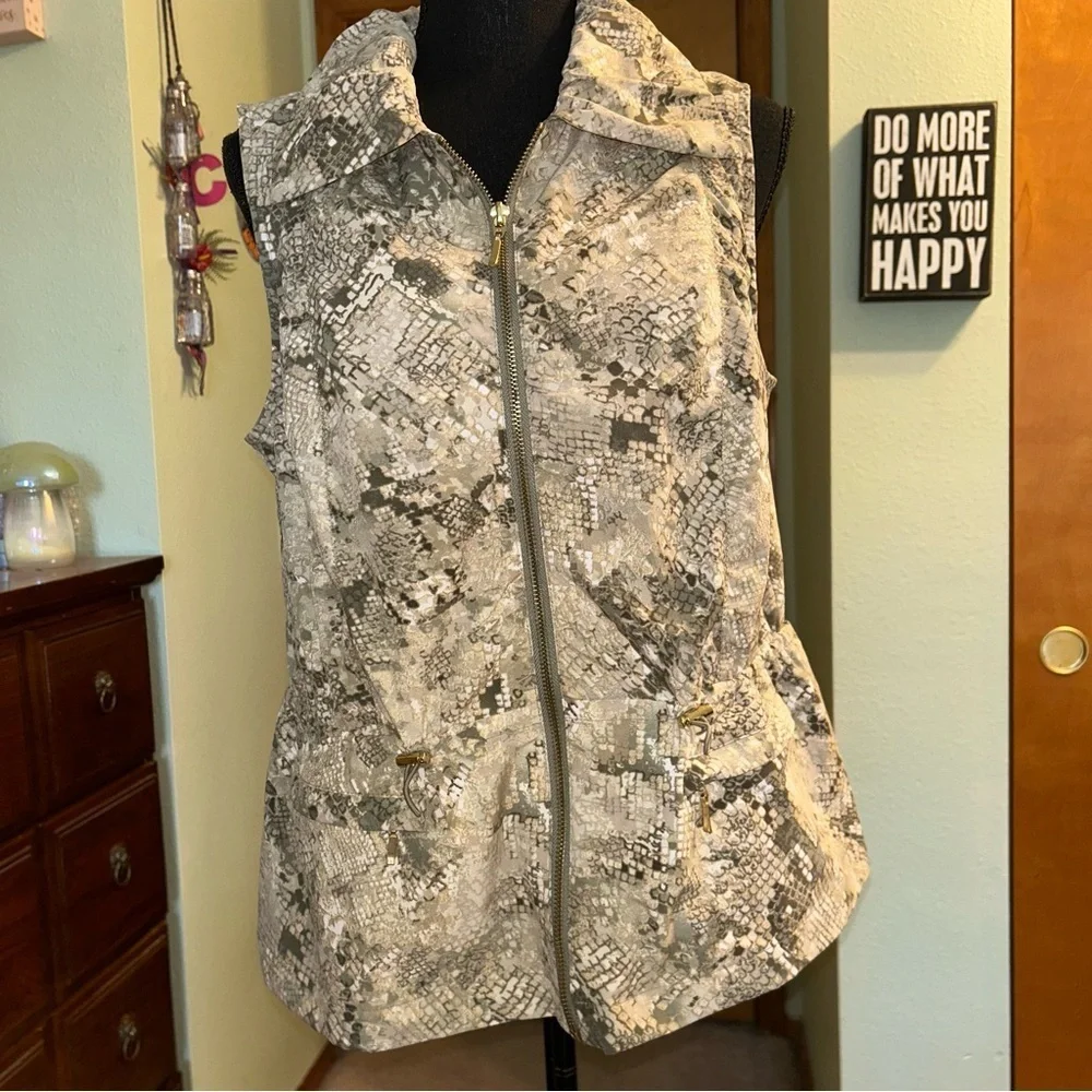Chico’s Zenergy green gold snakeskin print zip up vest size 1 (M) pockets